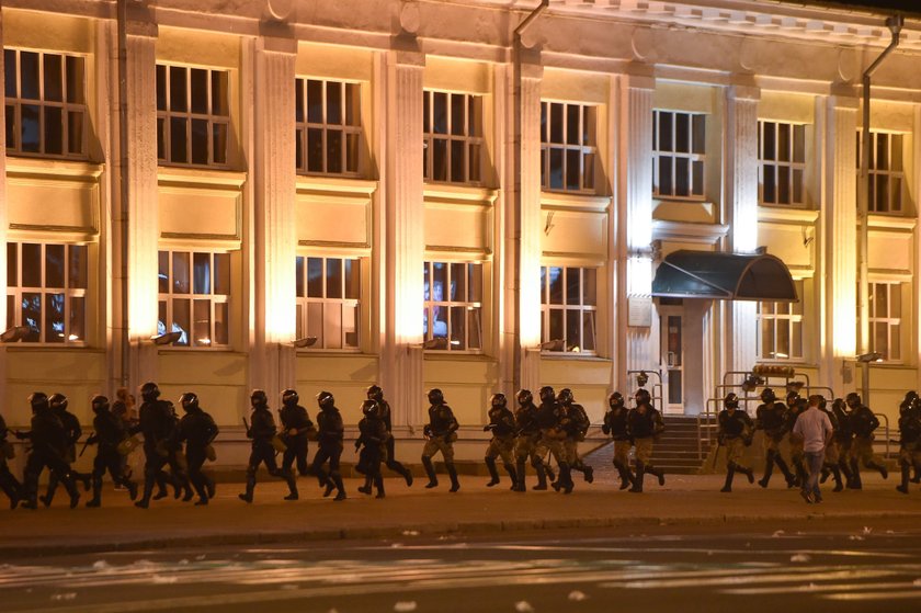 Niebezpieczne sceny na Białorusi. Tłumy na ulicach. Zablokowano miasto, wyłączono internet