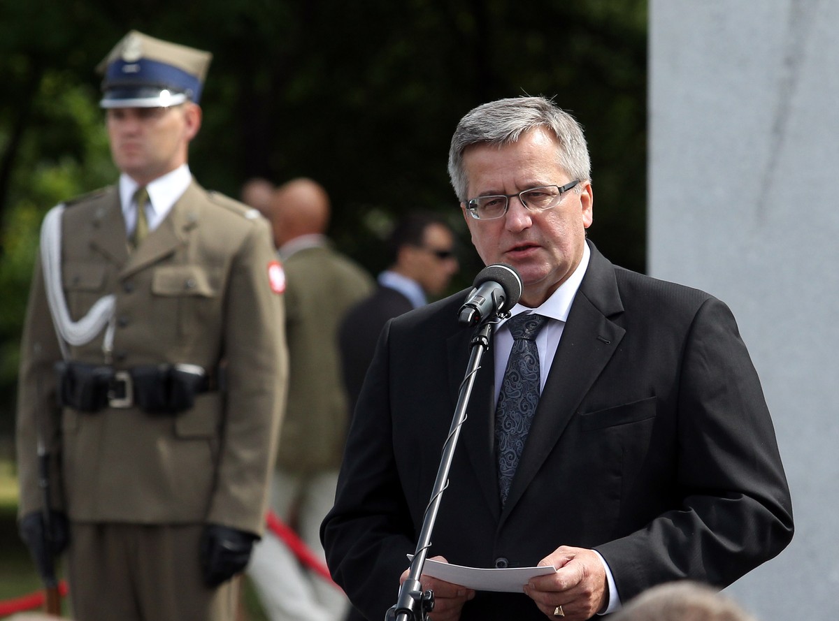 Prezydent Bronisław Komorowski przemawia na Skwerze Wołyńskim w Warszawie