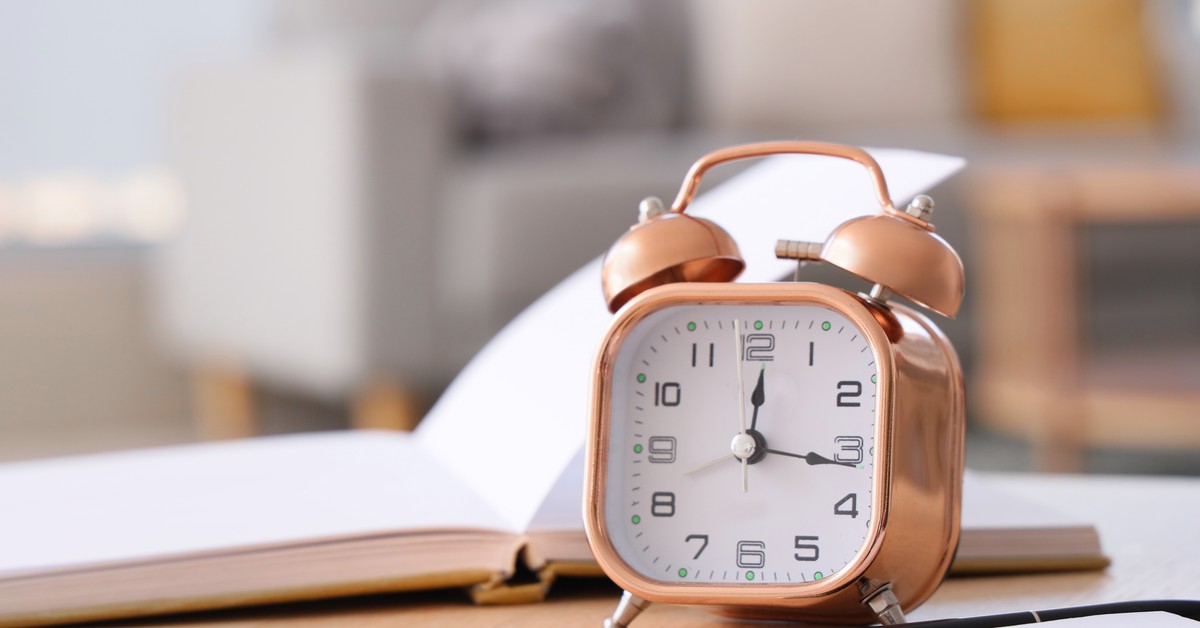 Zmiana czasu z letniego na zimowy 2025. Komu przysługuje dodatek do wynagrodzenia za pracę?