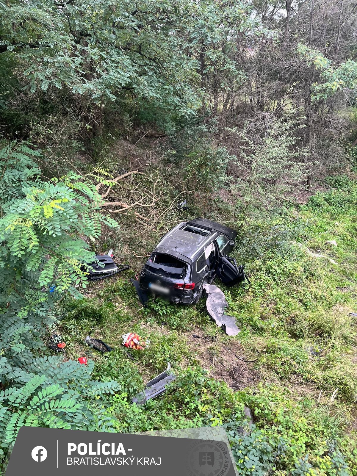 Na diaľnici D2 medzi Malackami a Bratislavou skončilo auto mimo vozovky.