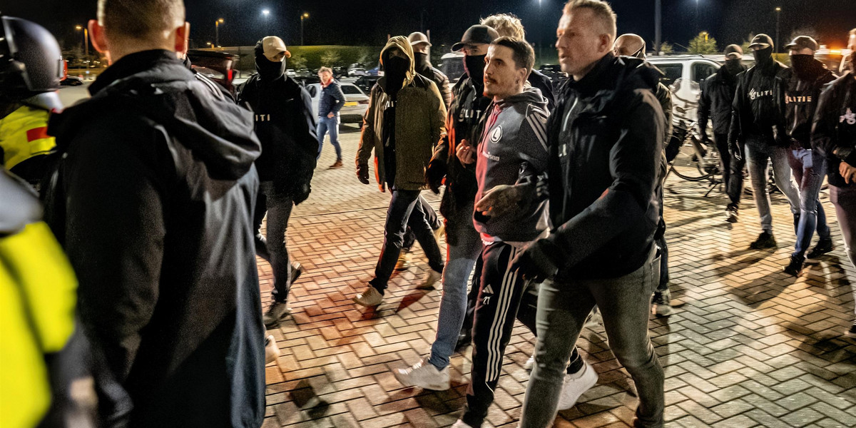 Josue i Pankov zostali zatrzymani przez holenderską policję. 