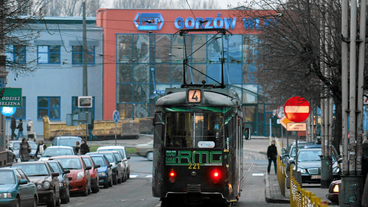 Na dzisiejszej rozprawie w sprawie afery budowlanej postanowiono, że trzeba będzie rozryć torowisko tramwajowe u zbiegu ulic Walczaka i Górczyńskiej. Na ławie oskarżonych w sprawie zasiada 19 osób - podaje "Gazeta Lubuska".