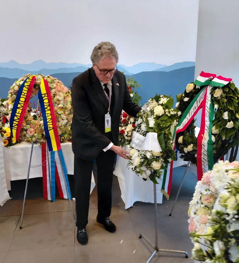 ambasador Ivan Trifunović na komemoraciji u Martinjiju