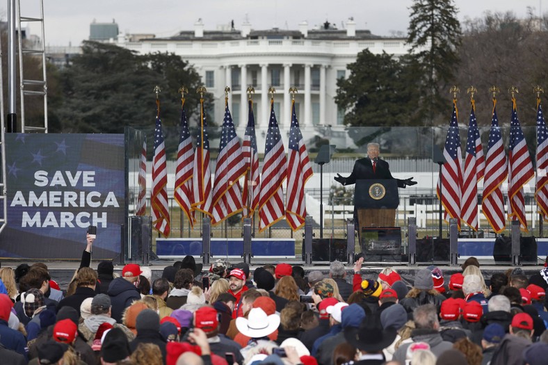 Donald Trump przemawia do zwolenników na wiecu 6 stycznia 2021 r