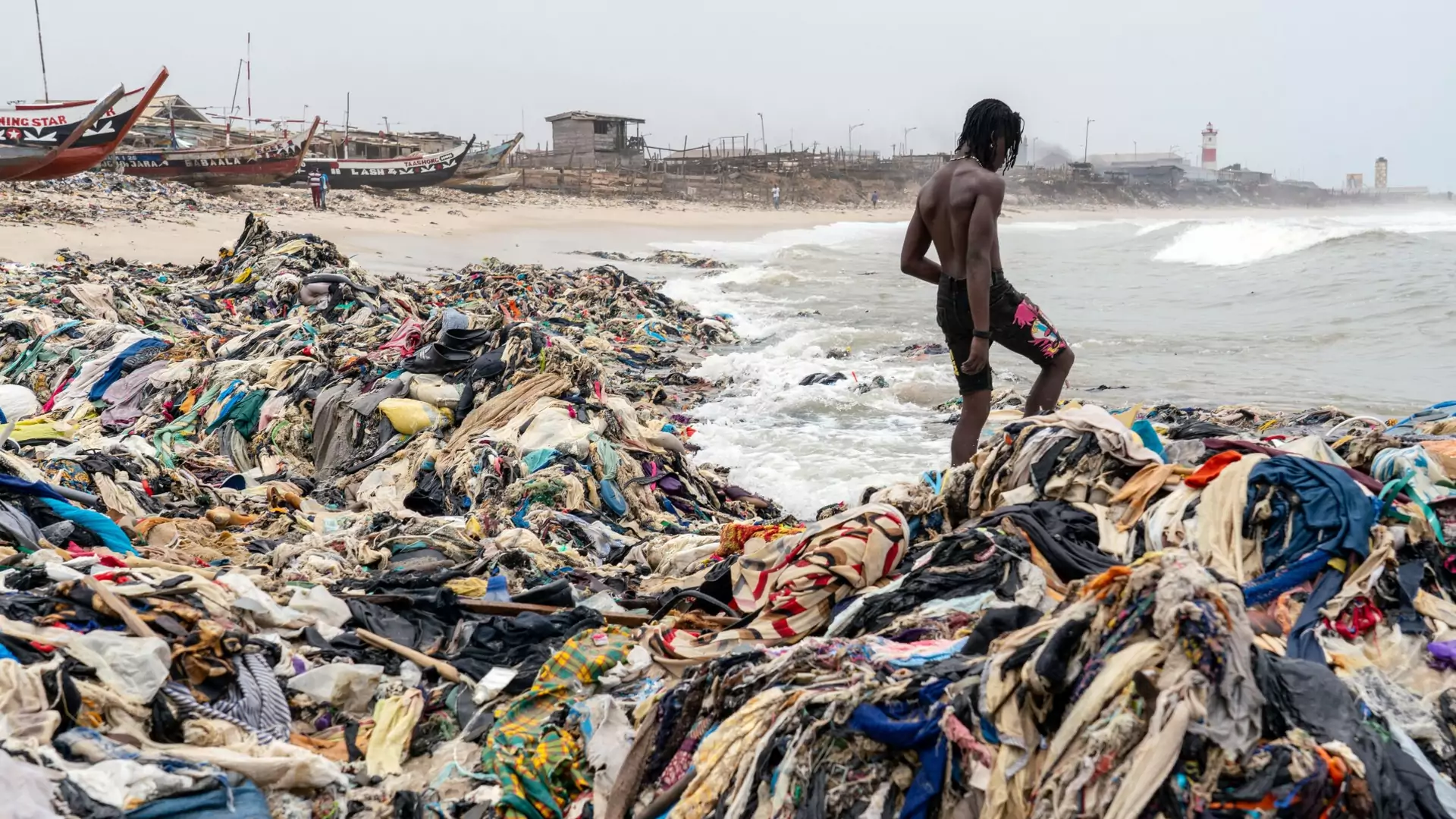 Tony używanych ubrań zalegają na plaży w stolicy Ghany. Te zdjęcia pokazują skalę problemu