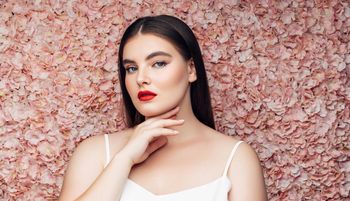 Visszatérhetnek a kilencvenes évek, de a mesterséges intelligencia is egyre nagyobb szerepet kap majd - szakértő mesél az idei év sminktrendjeiről