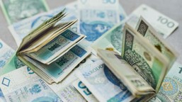 postulat. zmiana systemu z samorządowego na państwowy. 525 000 nauczycieli otrzymałoby pensję na konto przelewem od rządu