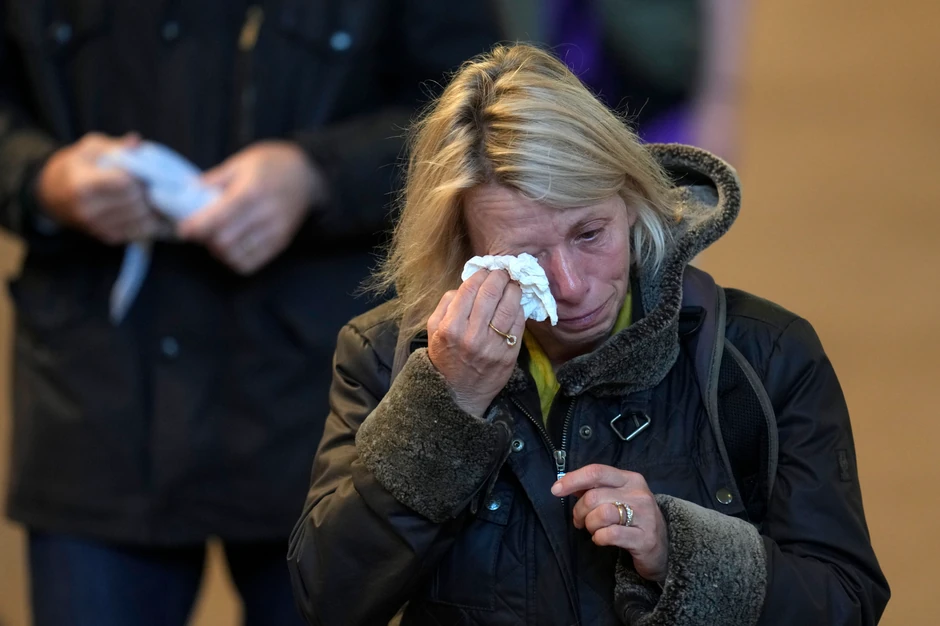 Ljudi obilaze kraljičin kovčeg u Vestminster holu u Londonu