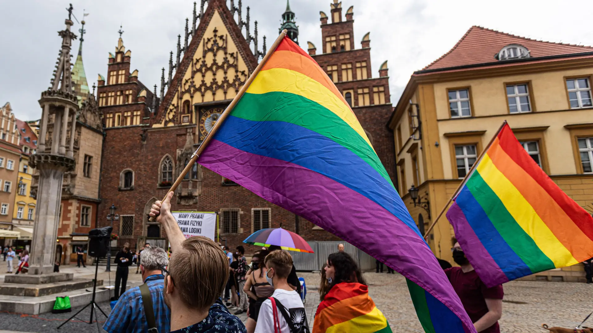 W Polsce nie użyjesz naklejek na Dzień Coming Outu. Facebook: „Osoby LGBT+ są w niebezpieczeństwie"