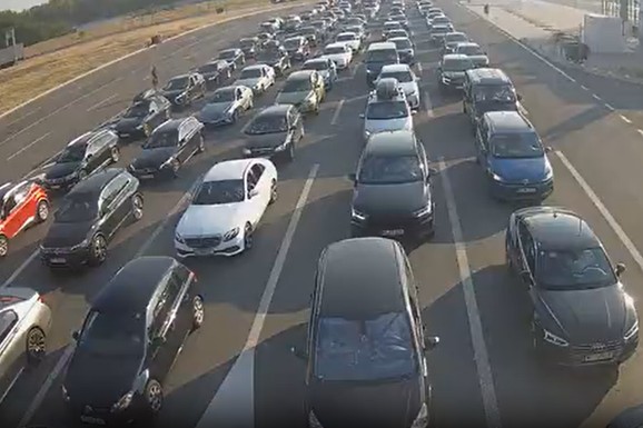 KREĆETE NA PUT PO OVOJ VRUĆINI?! Budite na oprezu, na jednom graničnom prelazu je već gužva, i to u OBA SMERA: AMSS izdao hitno upozorenje vozačima, tek sledi pravi kolaps