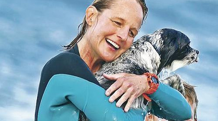 Helen Hunt kutyájával szörfözött