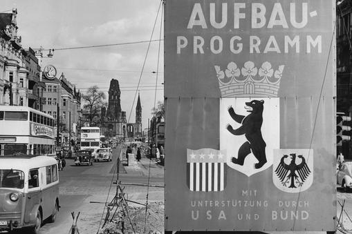 Znak informujący o planie Marshalla przy Kurfürstendamm – głównej ulicy zachodniej części Berlina, 1955 r