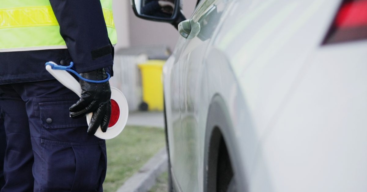 Co policjant sprawdza podczas kontroli drogowej? Niektóre rzeczy mogą cię zaskoczyć
