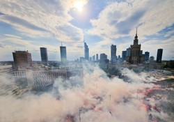 W Godzinę "W" stolica oddała hołd Powstańcom [ZDJECIA]