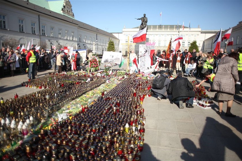 Cymanski ostro o wyrzucani palcych się zniczy