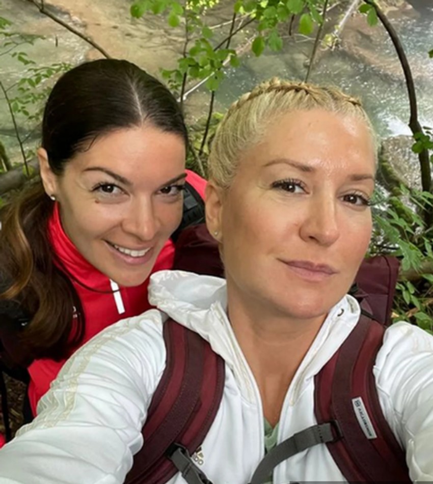 Sanja Kužet sa sestrom