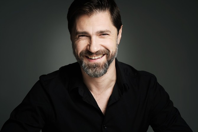 Aaa, zaspao sam u odelu sa decom... Gde su ostali, svi spavaju. Poljubih decu, ženu... Tuširanje...