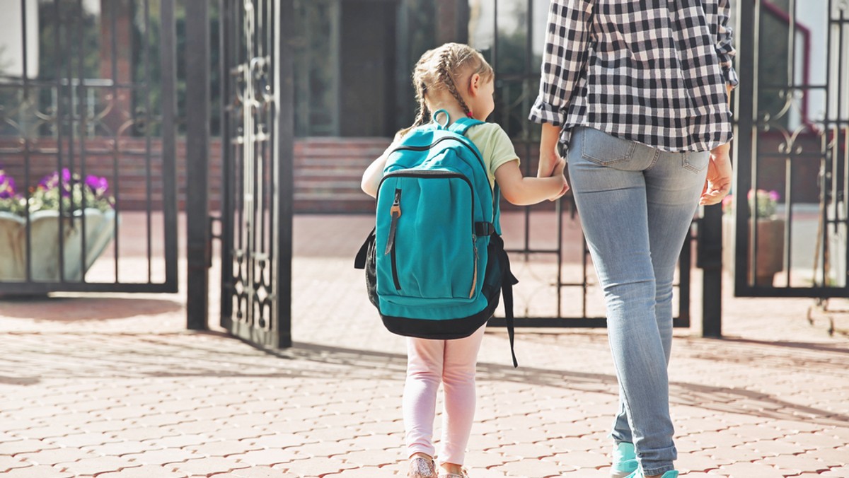 Mimo coraz lepszej sytuacji na polskim rynku pracy, temat obecności mam aktywnych zawodowo wciąż powraca. Wiele kobiet każdego dnia mierzy się z łączeniem obowiązków macierzyńskich i zawodowych. Jak pogodzić te dwie sfery? - próbuje odpowiedzieć Joanna Paciorek, autorka książki "Mama w pracy", współzałożycielka Fundacji Świętego Mikołaja, a prywatnie mamy czwórki dzieci.