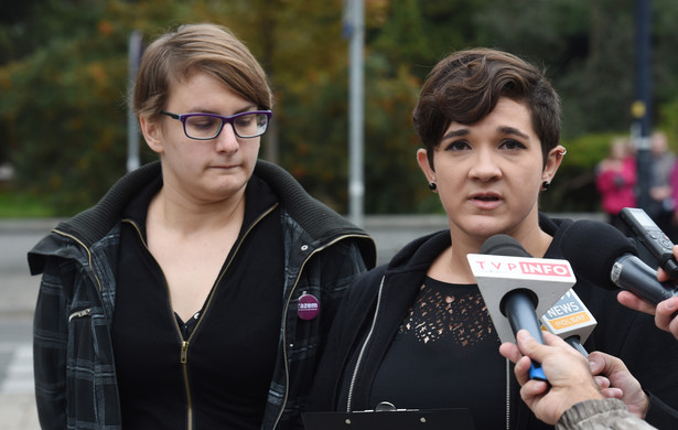 Justyna Samolińska i Anna Adamczyk podczas konferencji prasowej Partii Razem "Przestraszyłyśmy Kaczyńskiego - co dalej? "