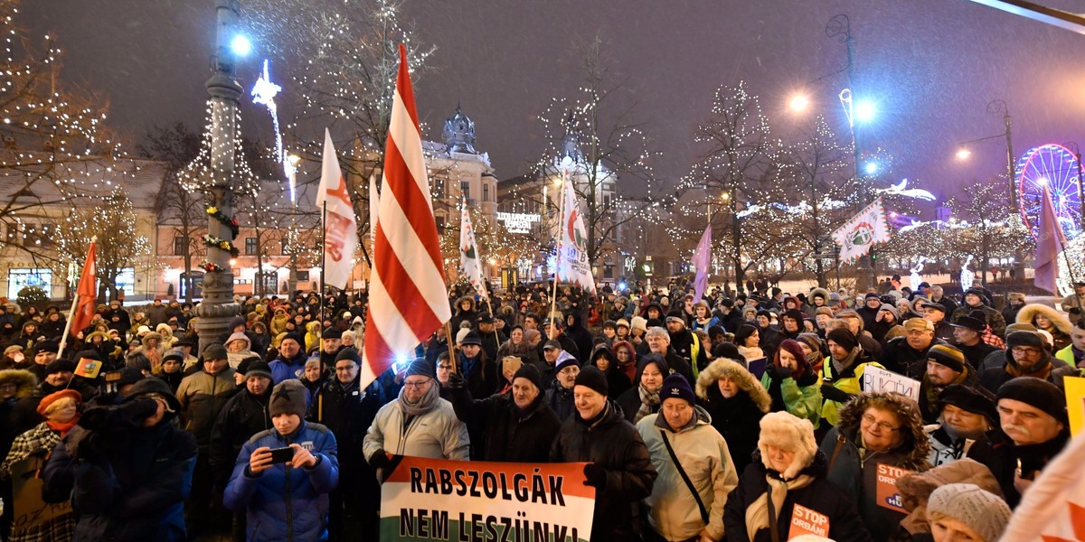 W tłumie niesiono transparenty z hasłami: "Protestujemy przeciw ustawie niewolniczej", "Nie będziemy niewolnikami", "Strajk powszechny"