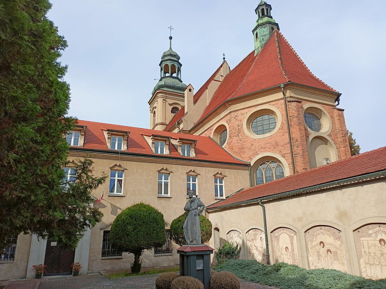 Kompleks składa się z kościoła pod wezwaniem św. Józefa Oblubieńca NMP, klasztoru oraz ogrodu