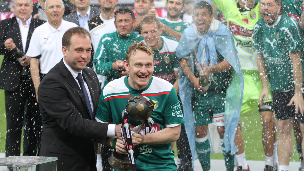 Śląsk Wrocław został piłkarskim mistrzem Polski! W meczu ostatniej kolejki podopieczni Oresta Lenczyka zwyciężyli w Krakowie z Wisłą 1:0 (0:0) i utrzymali prowadzenie w lidze. Do tej pory Śląsk tylko raz sięgał po najcenniejsze trofeum w Polsce - było to w sezonie 1976/77.