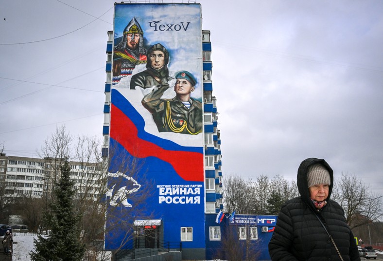 Blok mieszkalny w Czechowie, w obwodzie moskiewskim, 60 km na południe od Moskwy. Na budynku widnieje mural partii Jedna Rosja, której oddział znajduje się w bloku