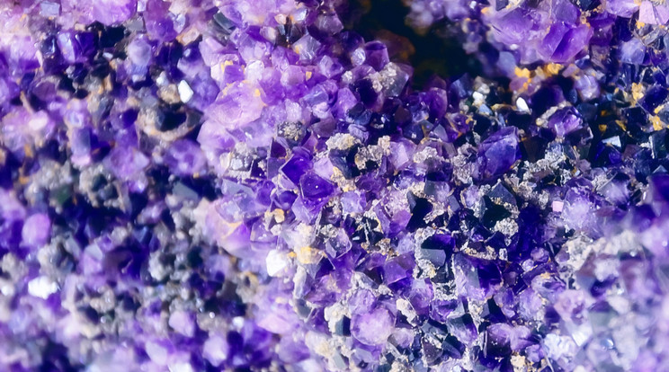 Uruguayban rábukkantak a világ legnagyobb ametiszt geódájára. A zárvány, amelynek belseje tömve van lila drágakő kristályokkal 26 tonnát nyom. Az elképesztő képződményt videóban mutatjuk meg.
