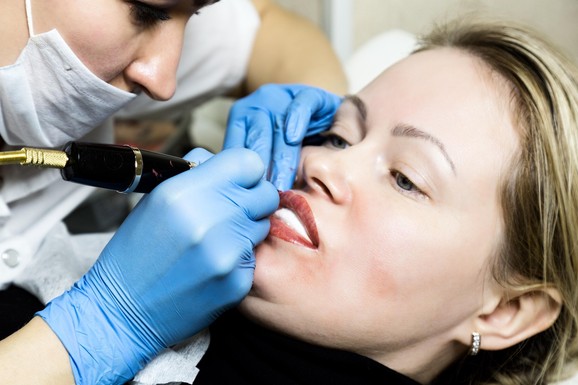 Lekari upozoravaju na UŽASAVAJUĆI, redak sporedni efekat tetovaže: "Ništa nisam mogla da vidim"