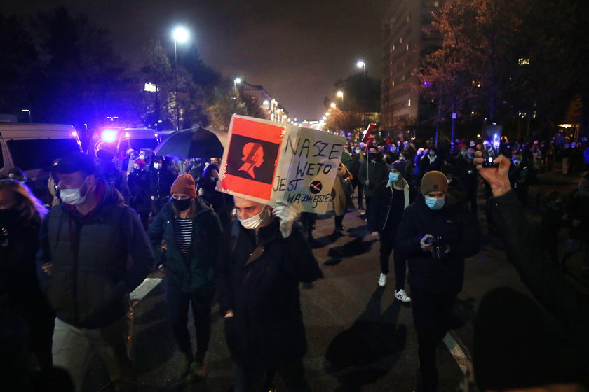 Trwa protest kobiet w Warszawie. Zablokują Sejm? Olbrzymie siły policji