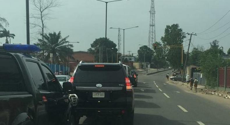 Governor Ambode's convoy stopping at the traffic light at Wempco junction, Agidingbi