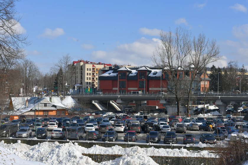 Hotelarze błagają turystów, by nie robili imprez.