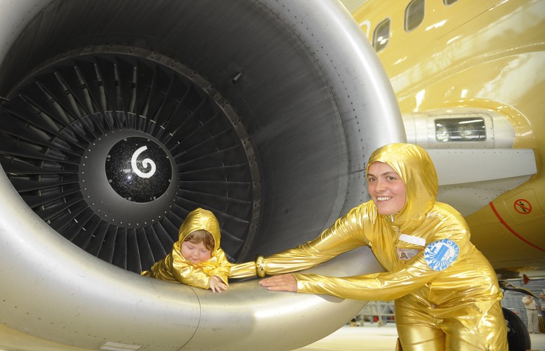 Akcja artystyczna Pawła Althamera - 'Wspólna Sprawa'. Około 160 mieszkanców bródna, przebranych w złote stroje astronautów, wyleciało pomalowanym na złoto samolotem do Brukseli. Uczcili tym XX rocznicę odzyskania wolności w Europie Środkowej