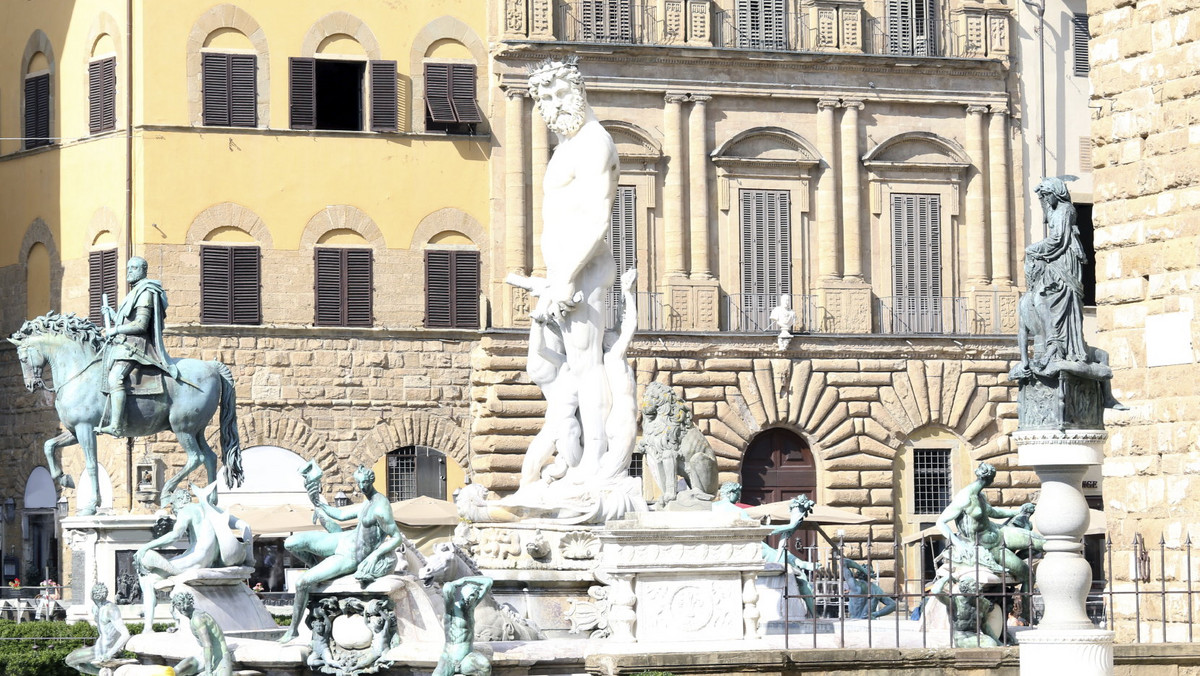 Selfie z historycznymi pomnikami, na które wdrapują się turyści, jest kolejnym utrapieniem służb porządkowych we Florencji. Postanowiły one surowo za to karać. Przekonała się o tym młoda Holenderka, która wspięła się na cokół znanej figury.