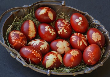 Mi határozza meg a festett tojás színét? A tojásfestésnél miért van szükség ecetre? Hogyan tapadnak a festékmolekulák a tojás felületére? Lehet forrón is festeni a tojást? Milyen zöldségek használhatók a festéshez?