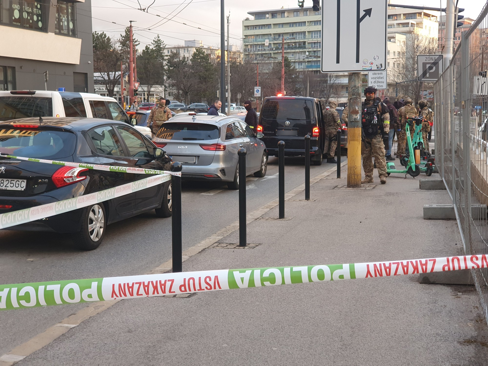 Špeciálne policajné jednotky zasahujú na Račianskom mýte v Bratislave.