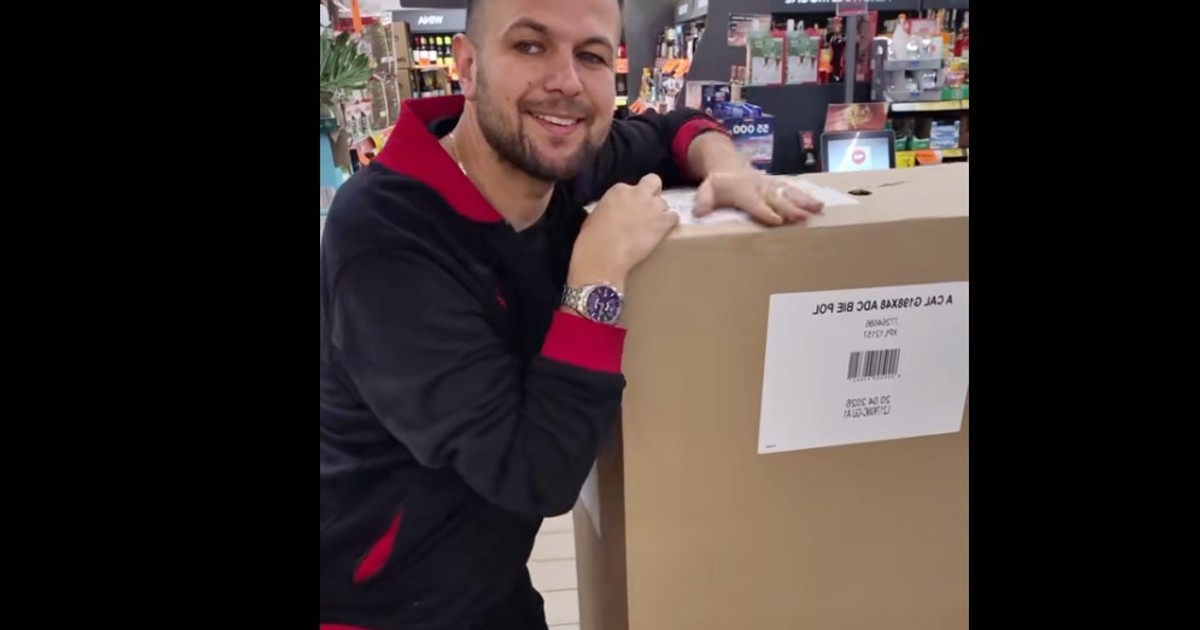 Kasjer z Biedronki pokazał, jaki towar przyjechał do sklepu. "Mowy nie ma, na magazyn"