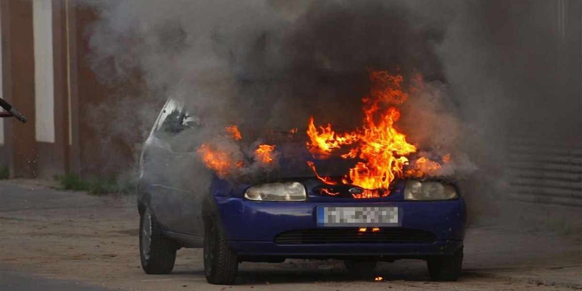 Auto stanęło w płomieniach