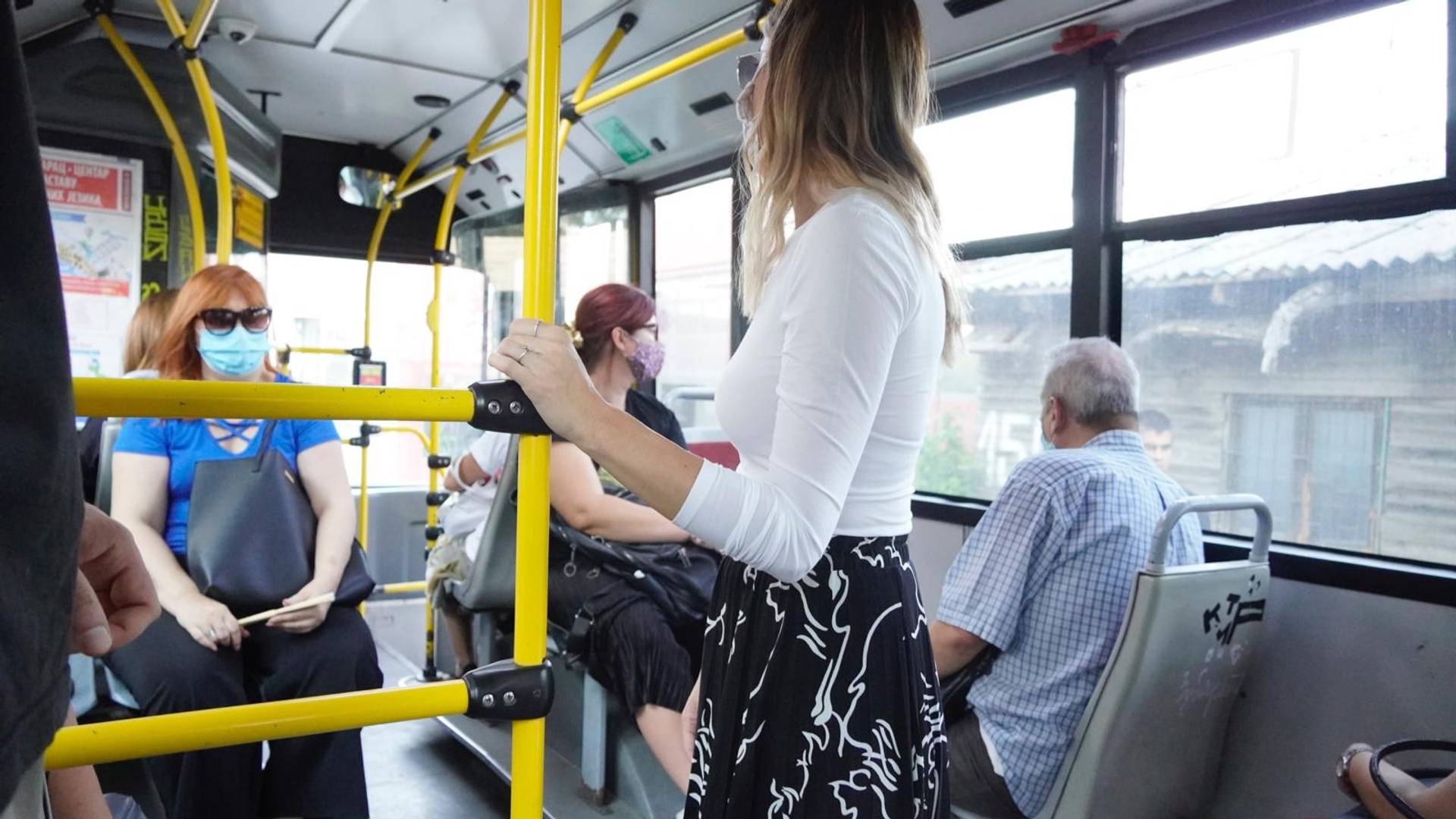 Svi pričaju o tome kako su vozač autobusa i Nišlije sprečile kontrolore da izbace baku koja se vozila bez karte 