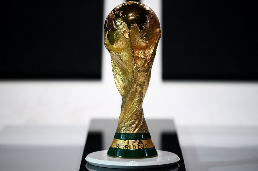 Puchar, który otrzymuje mistrz świata, jest najcenniejszy w świecie futbolu.