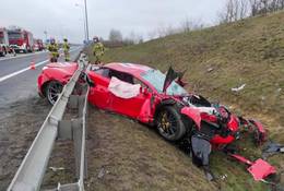 Ferrari 488 GTB Pista wypadło z drogi na S10. Auto zostało poważnie uszkodzone 