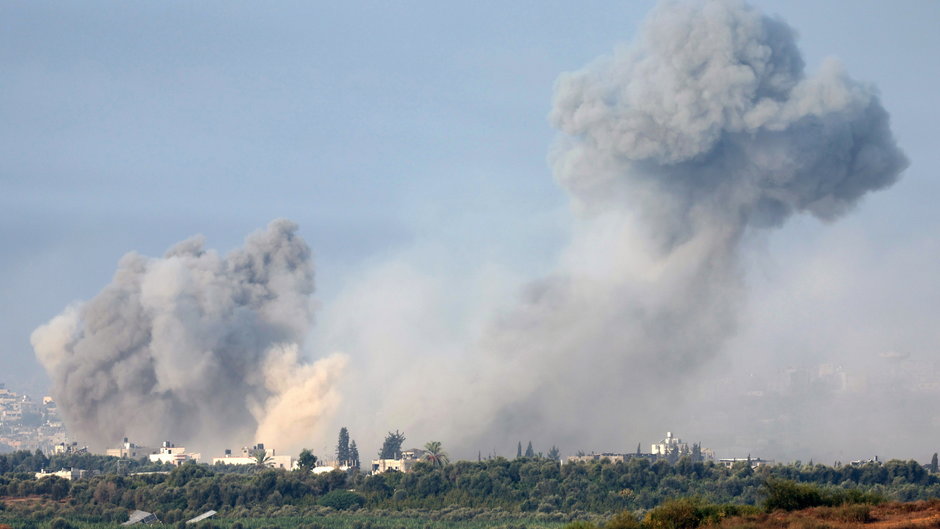 Dym unoszący się z miasta Beit Hanon w północnej części Strefy Gazy w wyniku izraelskiego nalotu, widziany z południowego Izraela, 01 listopada 2023 r.