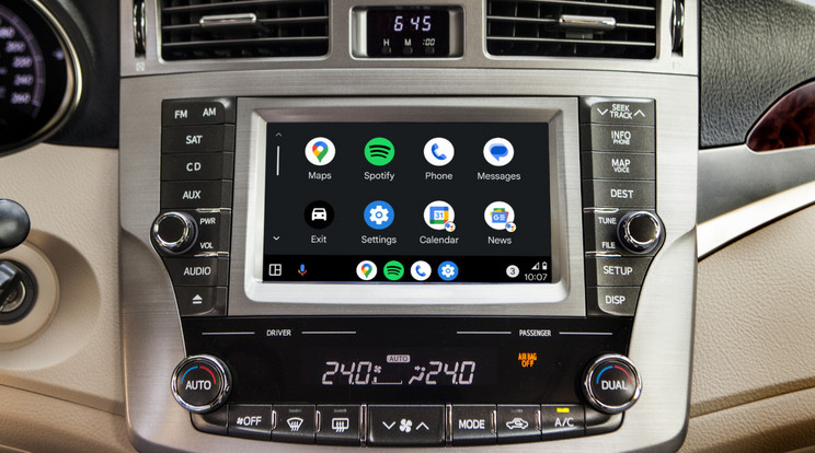 A Google az Android Auto egy rendkívül idegesítő vonását szüntette meg, amivel javított a közlekedés biztonságán is. Olyan új jelzés bukkan fel a kijelzőn, amely sokkal áttekinthetőbbé teszi az elérhető funkciókat. / Fotó: Getty Images/Android Auto/Blikk