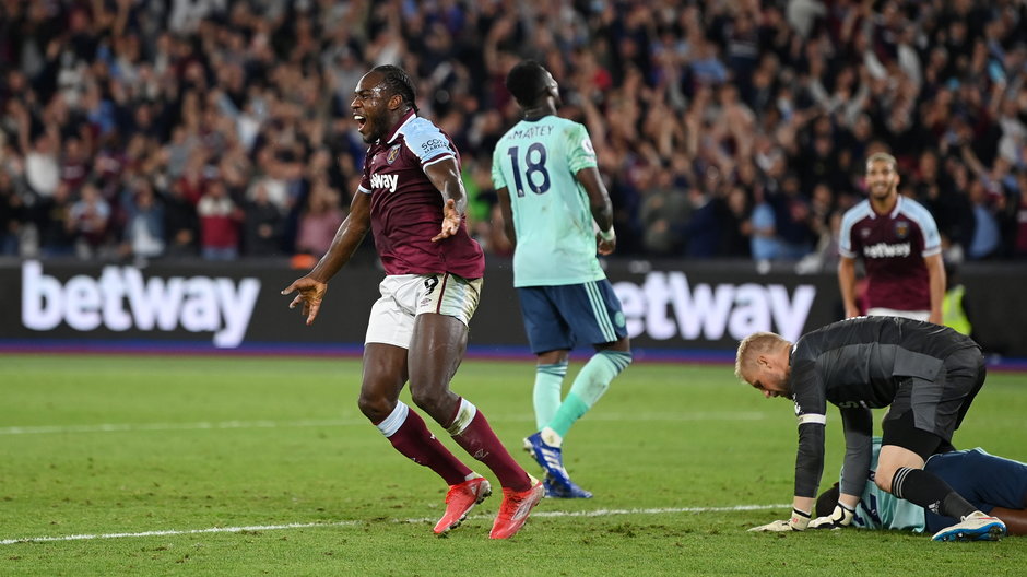 Michail Antonio obok bezradnej defensywy Leicester