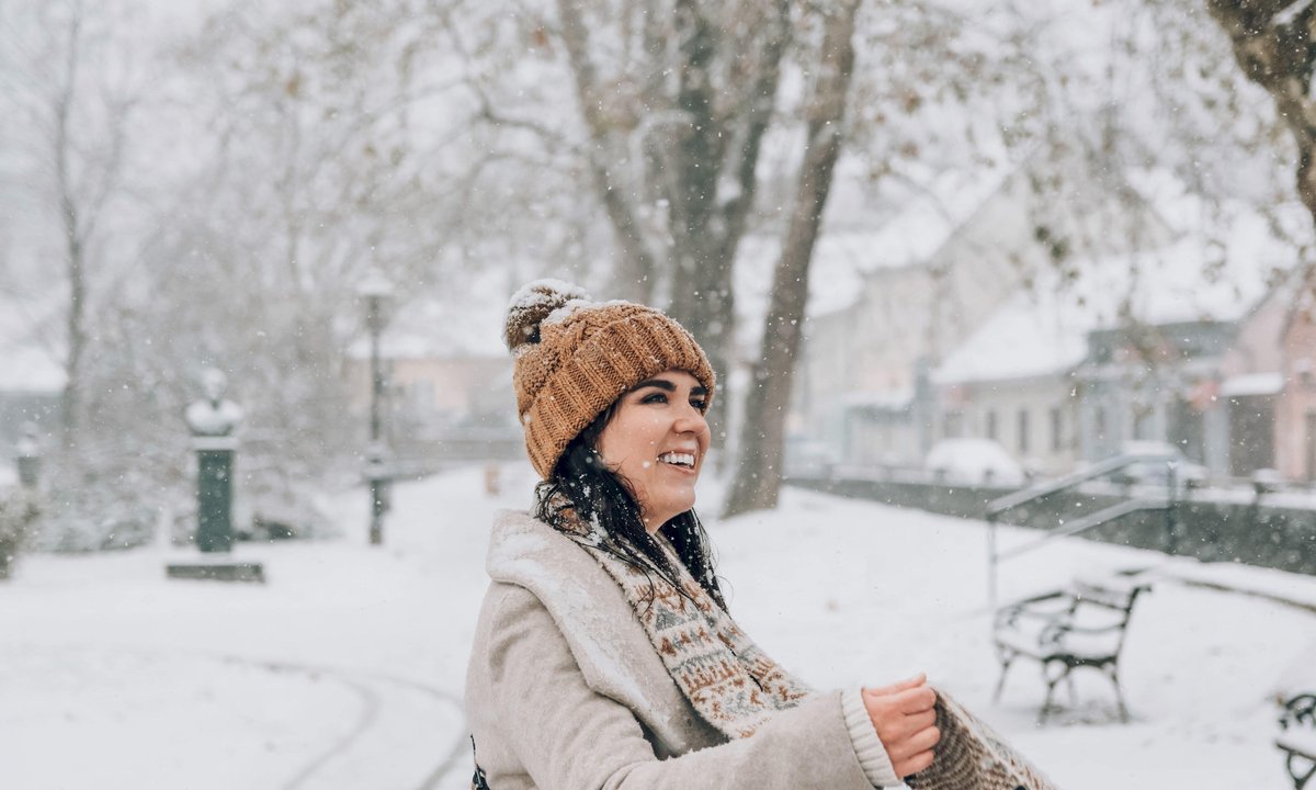 Wygląda luksusowo choćby z puchówką. Najmodniejszy detal tej zimy