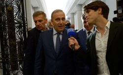 Pokazywali środkowe palce podczas demonstracji, zostali zawieszeni. Teraz będą pracować w tvp.info. "Wyrazili pełną skruchę"