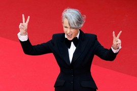 PRVI MODNI PROTEST na Kanskom festivalu: Glumica koja je večito bila ULTRA ŽENSTVENA na crvenom tepihu sad došla kao da je DŽORDŽ KLUNI - šta vam uopšte znači "GOLOTINJA"