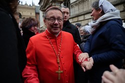 Reklamy z kardynałem Grzegorzem Rysiem. Krakowska kuria wydała oświadczenie