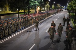 Żołnierze wyszli na ulice Warszawy. Nocne ćwiczenia przed defiladą