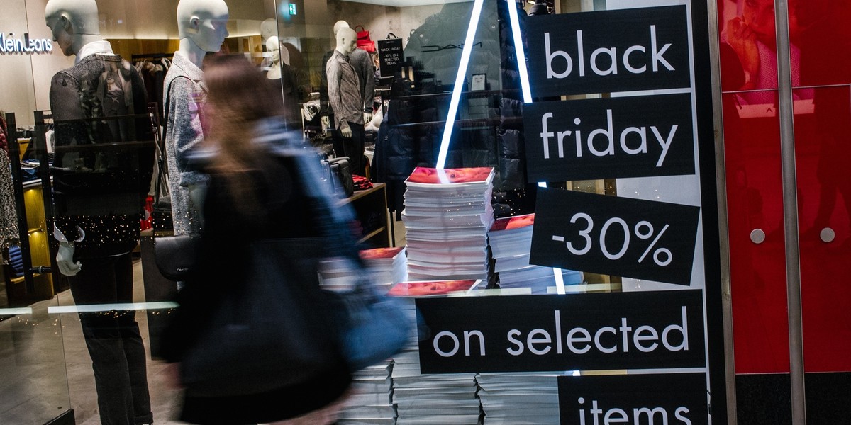 Sprzedawcy pracujący w Black Friday radzą, jak przygotować się do tegorocznych zakupów.